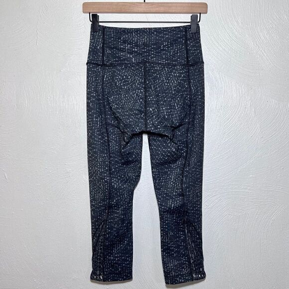 Lululemon True Self Crop II in Samba Snake Battleship Black - Picture 5 of 9
